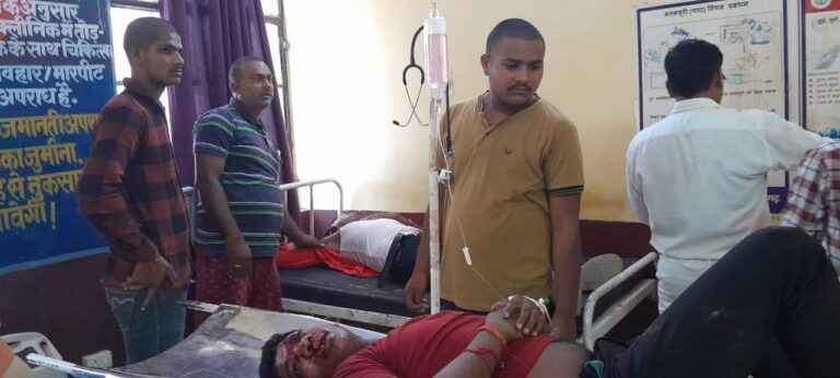 फिर रफ्तार का कहर ओमनी वैन मोटरसाइकिल आमने-सामने हुई भिड़ंत जिसमे दो व्यक्ति गंभीर रूप से हुए घायल.